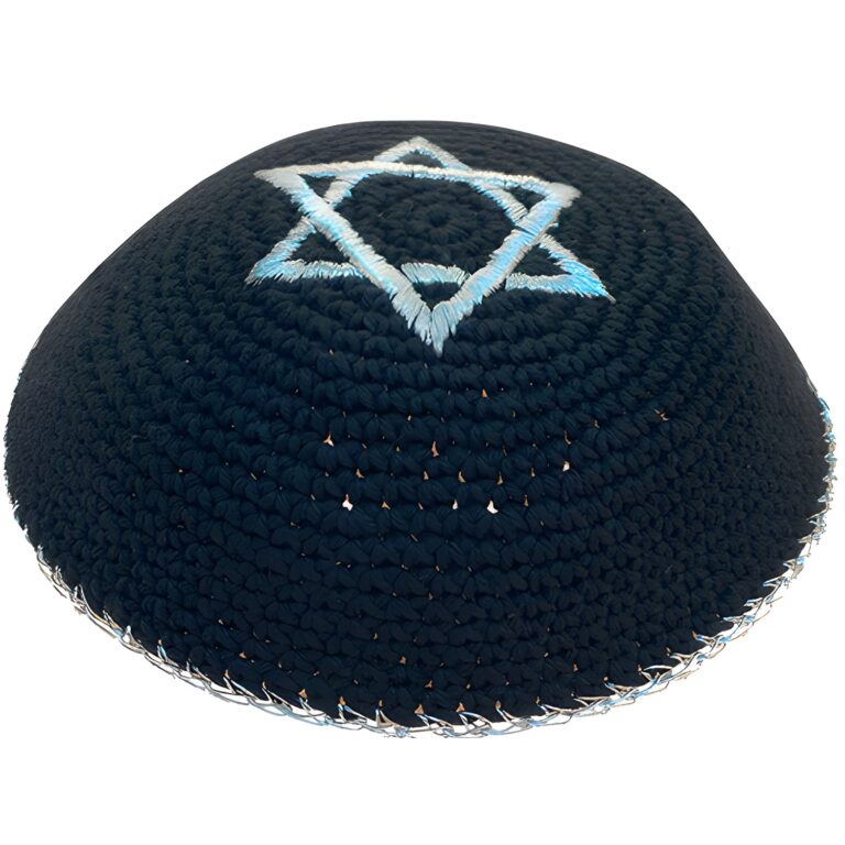 כיפה סרוגה 16 ס"מ - שחורה עם רקמת מגן דוד כסופה
