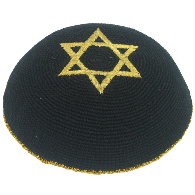 כיפה סרוגה 16 ס"מ שחור עם ריקמה זהב מגן דוד