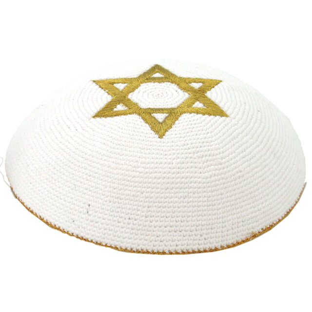 כיפה סרוגה 16 ס"מ לבן עם רקמה זהב מגן דוד