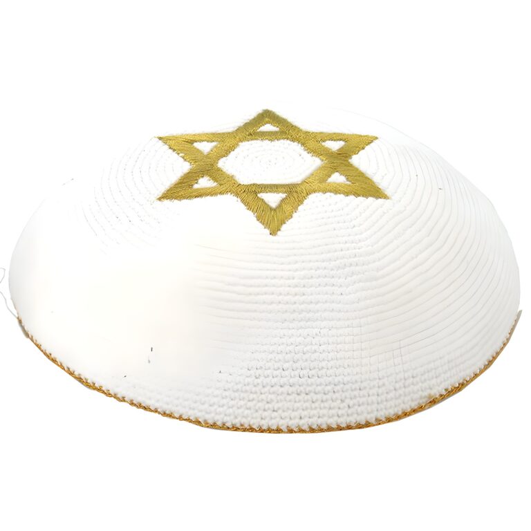 כיפה סרוגה 16 ס"מ - לבנה עם רקמת מגן דוד זהובה