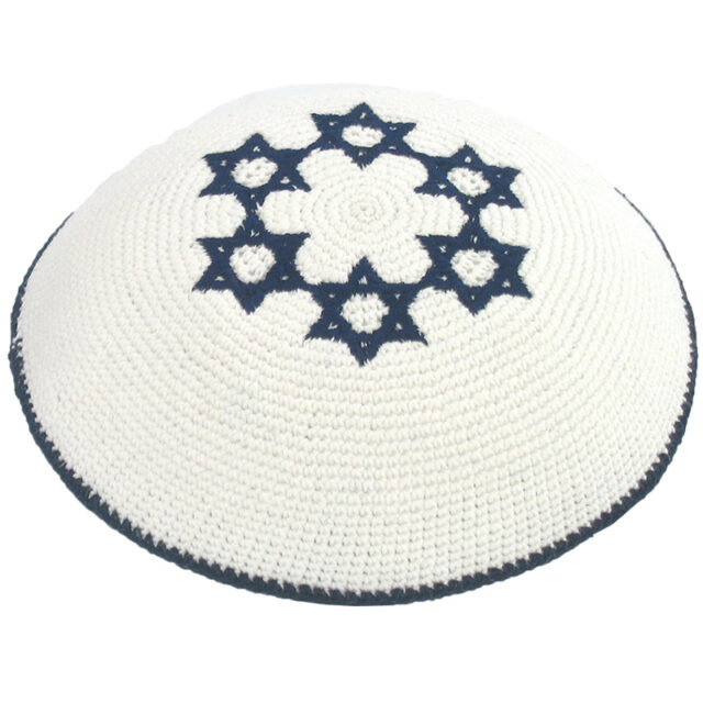 כיפה סרוגה 16 ס"מ לבן 6 מגיני דוד כחול