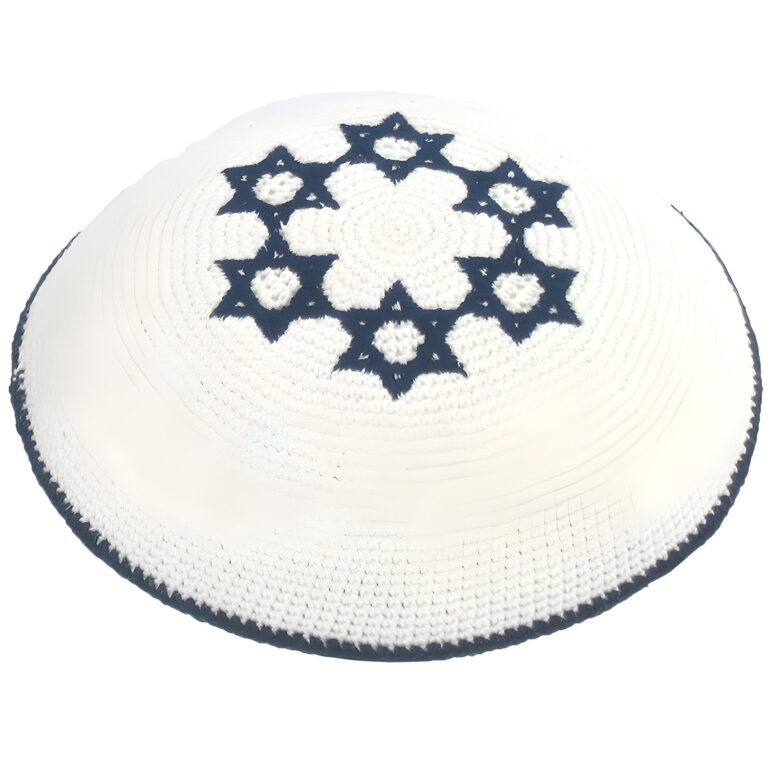 כיפה סרוגה 16 ס"מ - לבנה עם רקמת מגן דוד כחולה