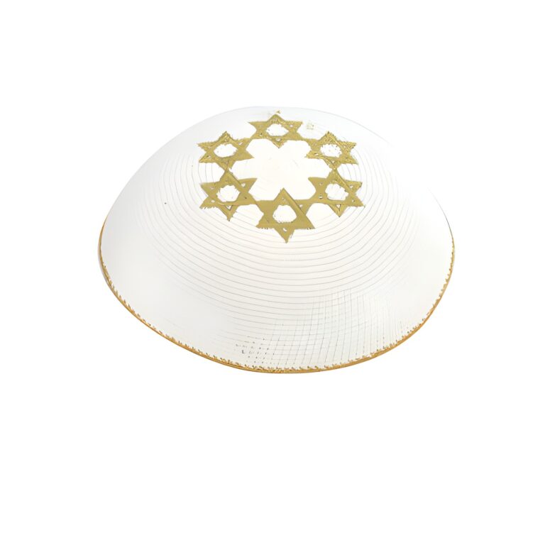 כיפה סרוגה 16 ס"מ - לבנה עם רקמת מגן דוד זהב