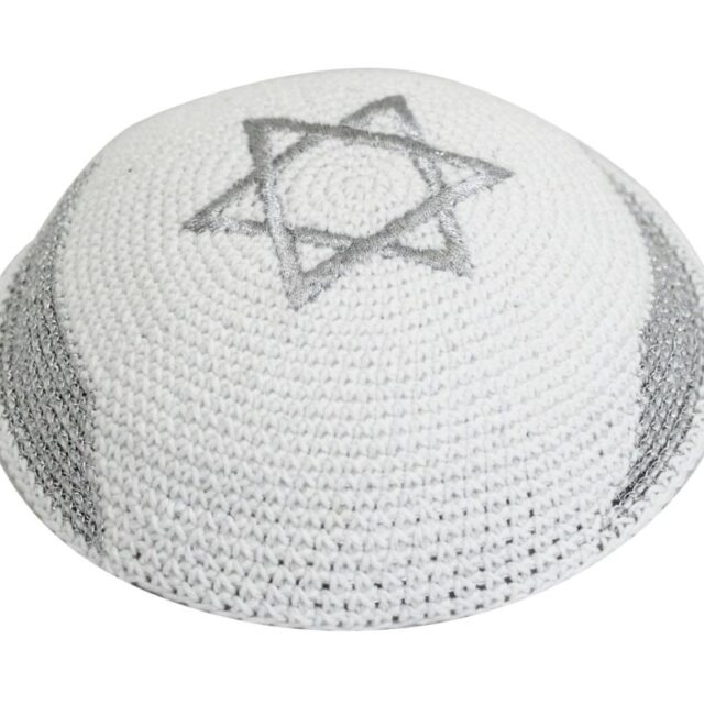 כיפה סרוגה 16 ס"מ עם רקמה כסף דגל ישראל