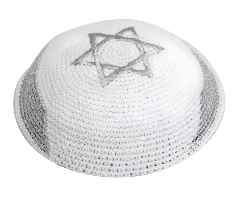 כיפה סרוגה 16 ס"מ עם רקמת דגל ישראל כסף