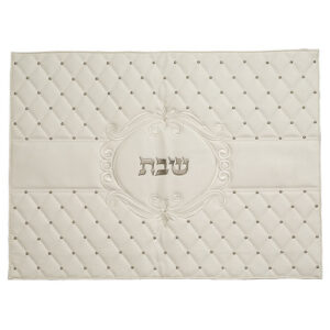 807 כיסוי חלה מהודר דמוי עור לבן "מעויינים" 42x52ס"מ