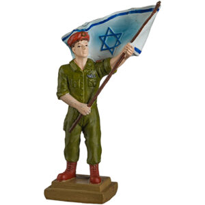 חייל צהל פוליריזן עומד על במה עם דגל 11 ס"מ