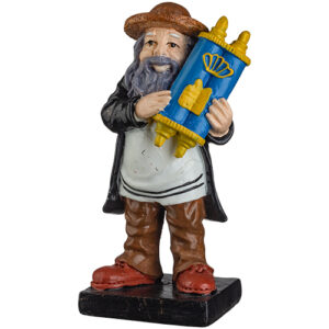 חסיד פוליריזן עומד על במה ומחזיק ספר תורה 11 ס"מ