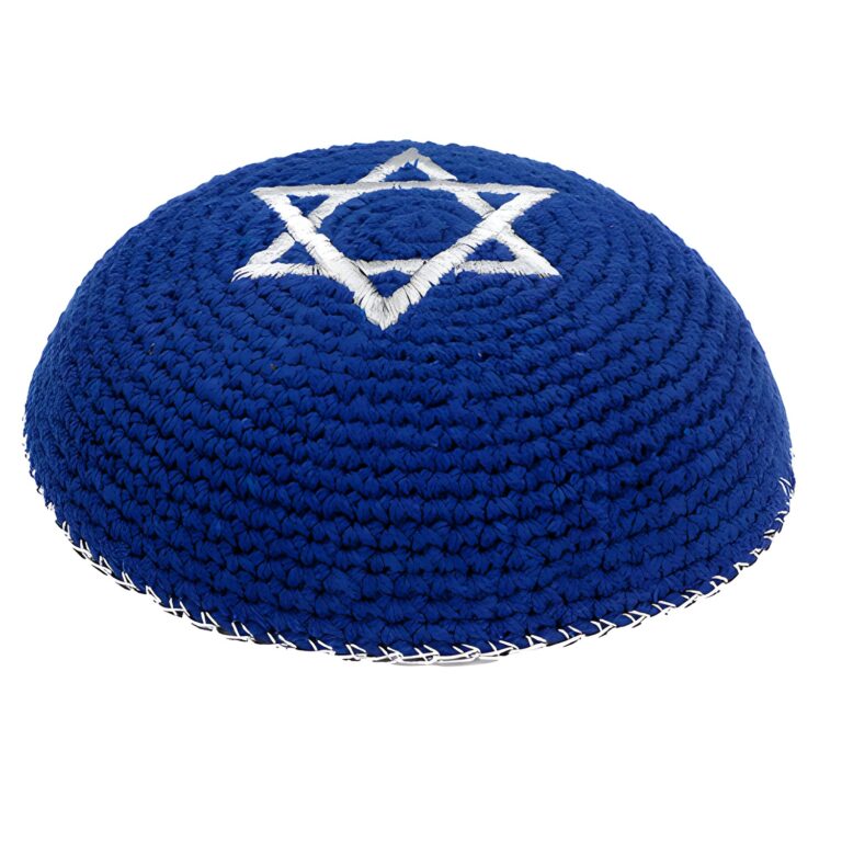 כיפה סרוגה 16 ס"מ - לבנה עם רקמת מגן דוד זהובה - כסף, כחול