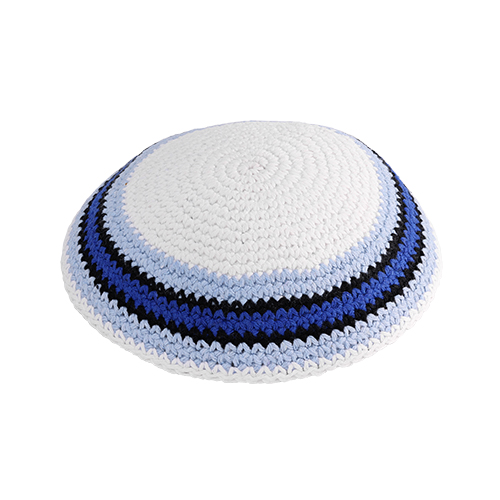 כיפה סרוגה 16 ס"מ לבן מסביב עיטור כחול כהה תכלת