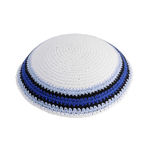 כיפה סרוגה 18 ס"מ לבן מסביב עיטור כחול כהה תכלת