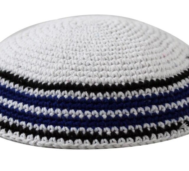 כיפה סרוגה 18 ס"מ לבן מסביב שחור כחול