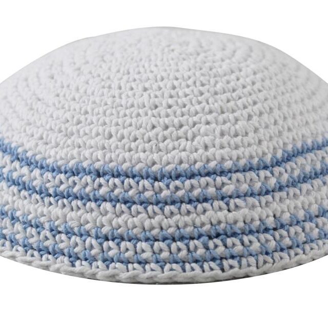 כיפה סרוגה 18 ס"מ לבן מסביב פסים תכלת
