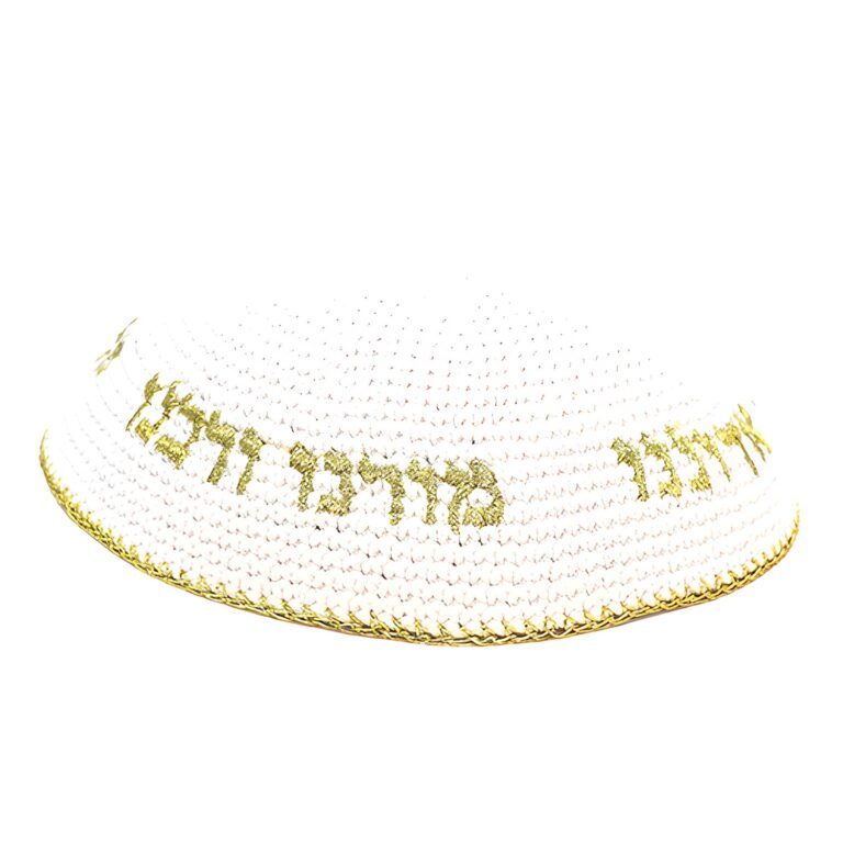 כיפה סרוגה 16 ס"מ - לבנה עם רקמת "חב"ד"