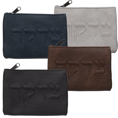 תצוגה מלאה של 24 קופות צדקה מעור סינטטי מעוצבות